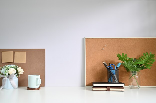 Fourniture de bureau, planche de bois et décoration d’usine sur la table.