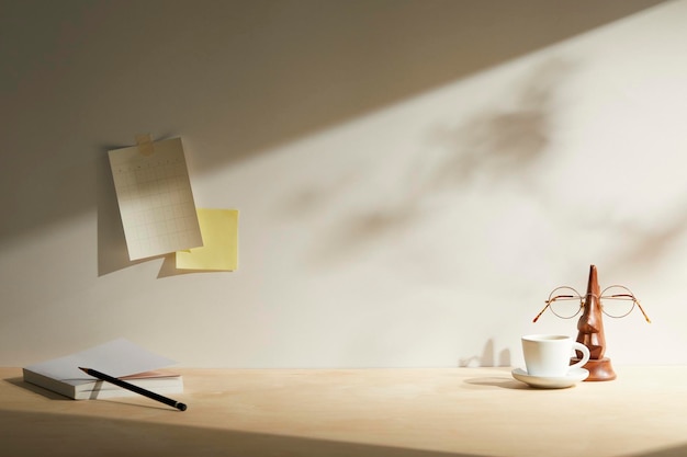 Fournitures de bureau assorties sur le bureau