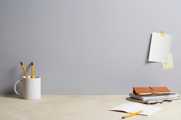 Fournitures de bureau assorties sur le bureau