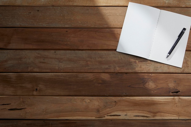 Fournitures de bureau assorties sur le bureau