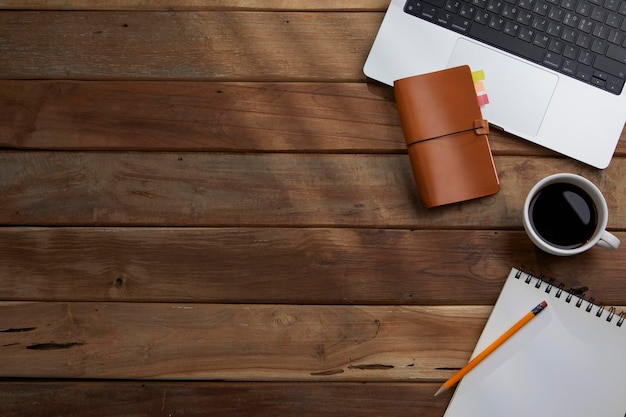 Fournitures de bureau assorties sur le bureau