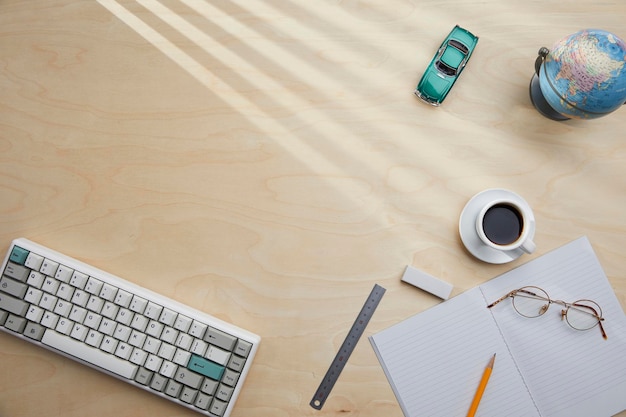 Fournitures de bureau assorties sur le bureau