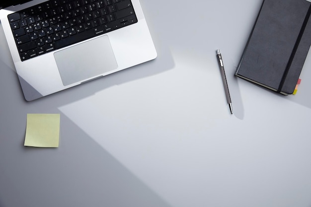 Fournitures de bureau assorties sur le bureau