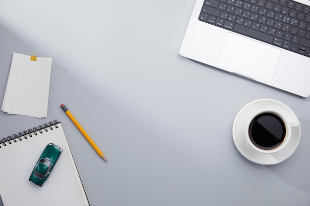 Fournitures de bureau assorties sur le bureau