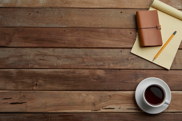 Photo fournitures de bureau assorties sur le bureau