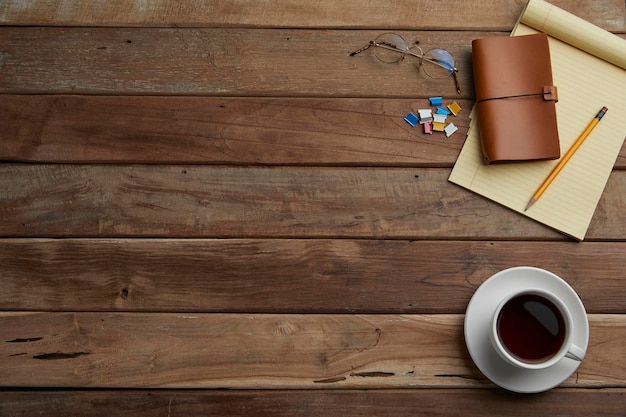 Photo fournitures de bureau assorties sur le bureau