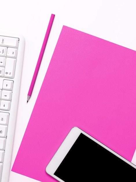 Fournitures de bureau sur le bureau avec clavier, verres et tasse à café pour travailler à distance Utilitaires scolaires assortis pour étudier avec boisson chaude et lunettes