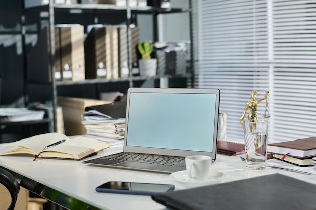 fournitures de bureau entourant l'ordinateur portable