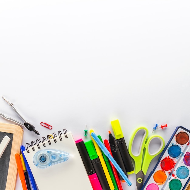 Fournitures de bureau sur fond blanc