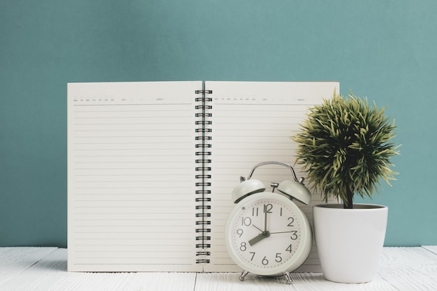 Fournitures de bureau ou outils essentiels pour le travail de bureau