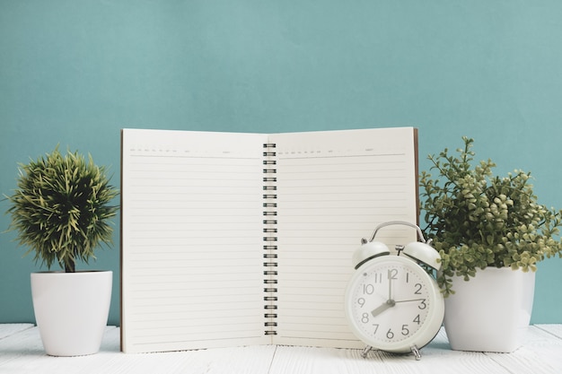 Fournitures de bureau ou outils essentiels pour le travail de bureau