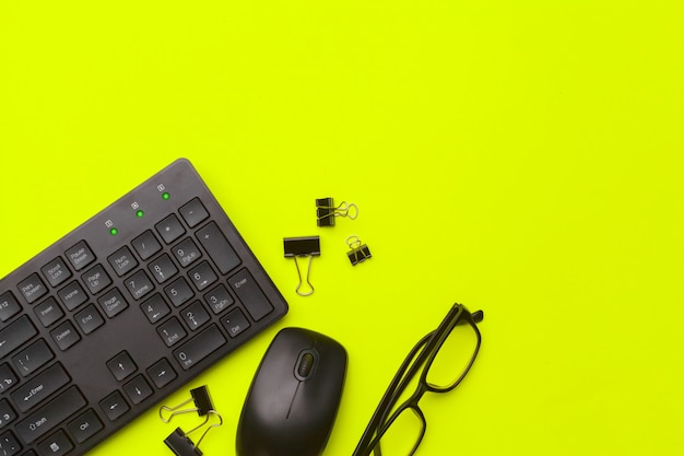 Fournitures de bureau et papeterie sur fond vert