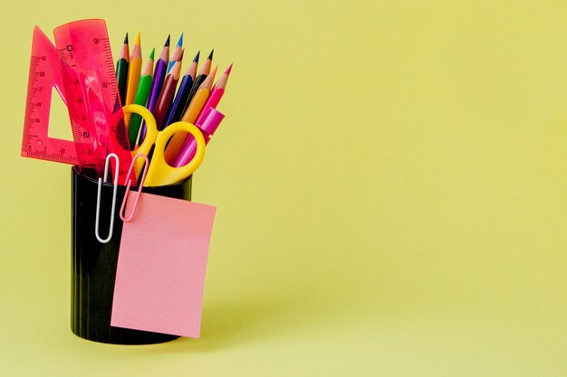 Fournitures de bureau scolaire. Bureau créatif avec papeterie colorée