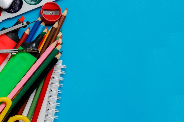 Fournitures de bureau scolaire sur fond bleu