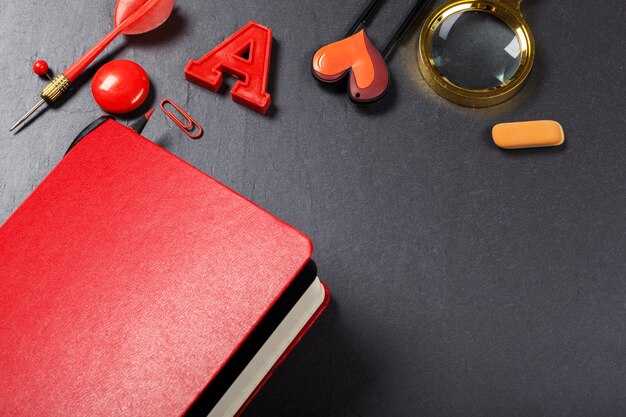 Fournitures de bureau scolaire sur fond noir