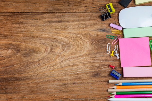 Fournitures de bureau scolaire sur un fond