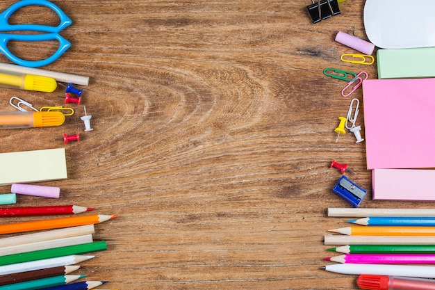 Fournitures de bureau scolaire sur un fond