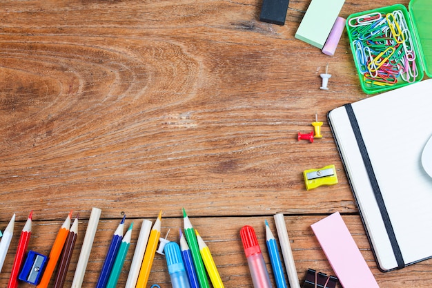 Fournitures de bureau scolaire sur un fond