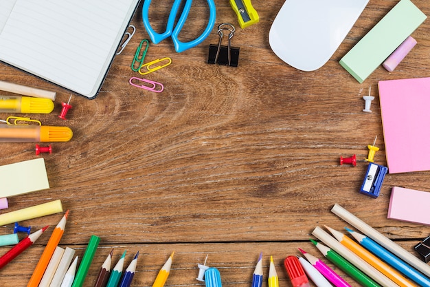 Fournitures de bureau scolaire sur un fond