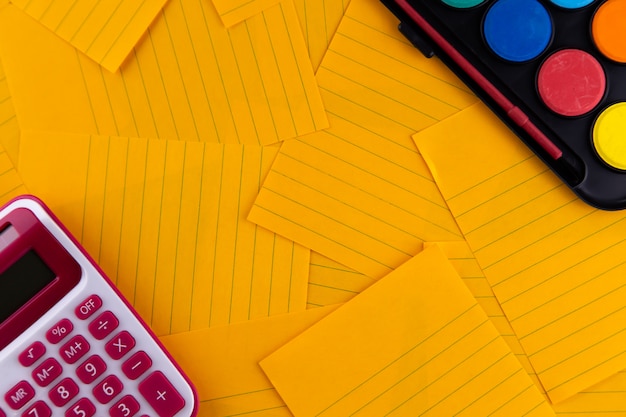 Fournitures de bureau scolaire sur papier orange