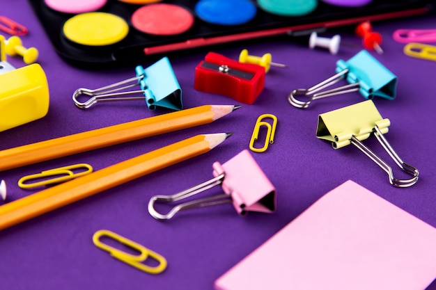 Fournitures de bureau scolaire sur papier violet