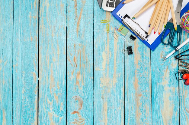 Fournitures de bureau scolaire sur une table