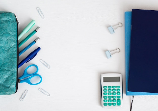 Fournitures de bureau scolaires sur la table L'image des articles de papeterie à plat et de l'espace de copie