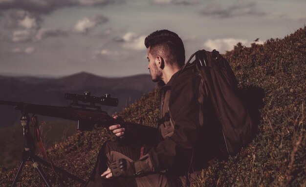 Fournitures de chasse et équipement de chasse homme avec chasseur d'armes à feu sur gros gibier ou petit gibier beau h