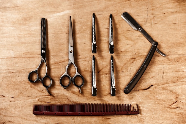 Fournitures de coiffure sur une table en bois, vue de dessus