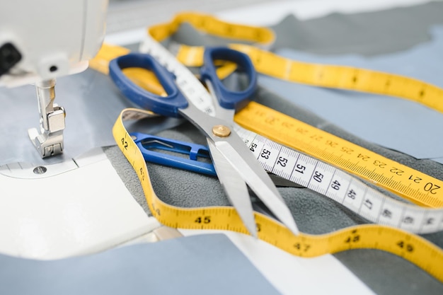 Photo fournitures de couture sur la table à côté de la machine à coudre