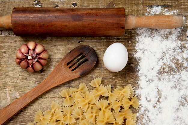 Fournitures de cuisine pour préparer des pâtes à bord rustique