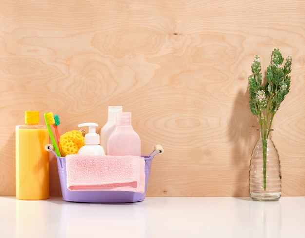 Fournitures hygiéniques dans la salle de bains Brosses à dents pour la santé dentaire gels douche une serviette rose lavée propre Copier l'espace pour le texte