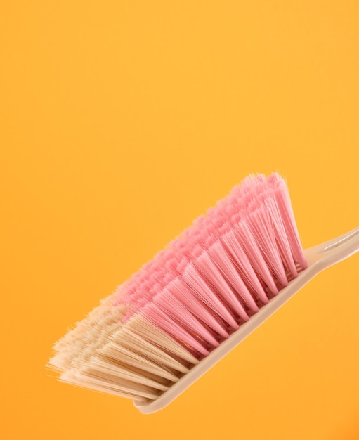 fournitures de nettoyage brosse en plastique avec des poils synthétiques multicolores roses et beige