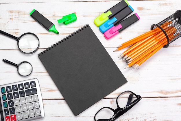 Fournitures scolaires, accessoires de papeterie sur bois, texte de l'espace, vue de dessus