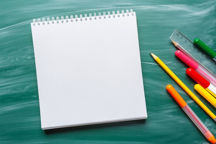 Photo fournitures scolaires au tableau