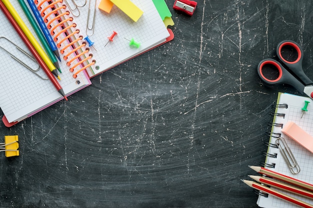 Fournitures Scolaires Et De Bureau Sur Un Fond De Tableau. Espace Libre Pour Le Texte. Vue De Dessus