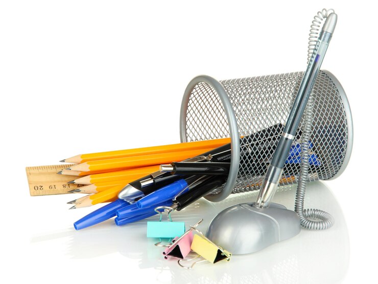 Photo fournitures scolaires et de bureau isolées sur blanc