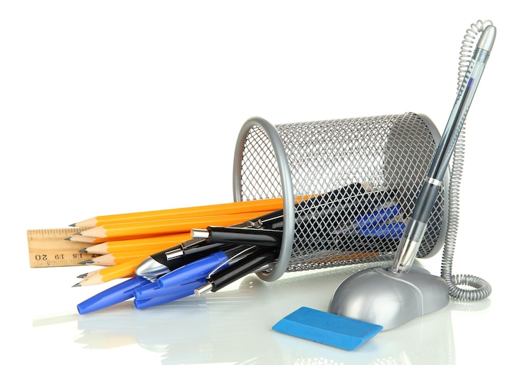 Photo fournitures scolaires et de bureau isolées sur blanc