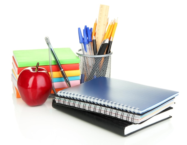 Photo fournitures scolaires et de bureau isolées sur blanc