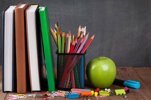 Fournitures scolaires et de bureau et pomme