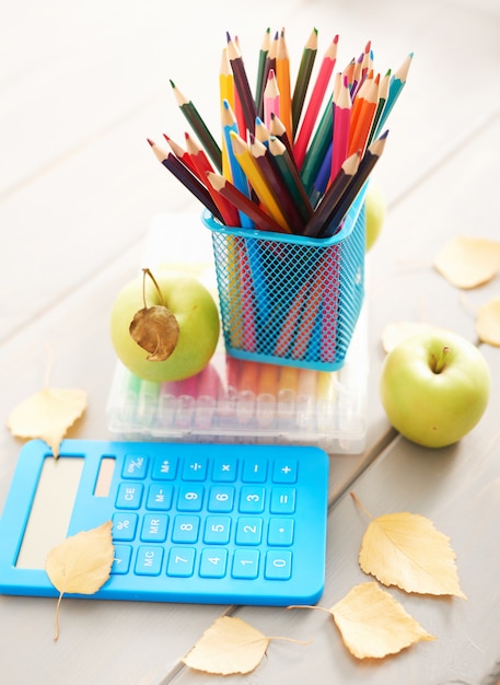 fournitures scolaires sur le bureau, la rentrée scolaire