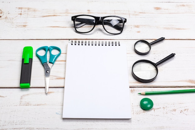 Fournitures scolaires et de bureau sur une surface blanche