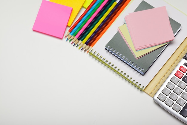 Fournitures scolaires et de bureau sur la table de bureau. Vue de dessus avec espace de copie