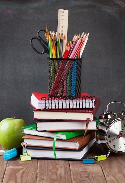 Fournitures scolaires et de bureau sur la table de la salle de classe