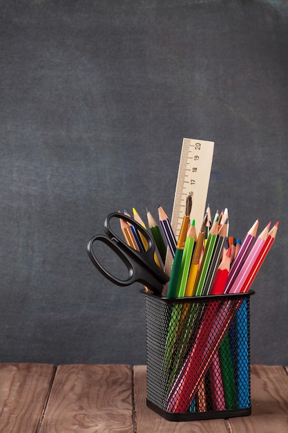 Fournitures scolaires et de bureau sur la table de la salle de classe