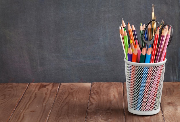 Fournitures scolaires et de bureau sur la table de la salle de classe