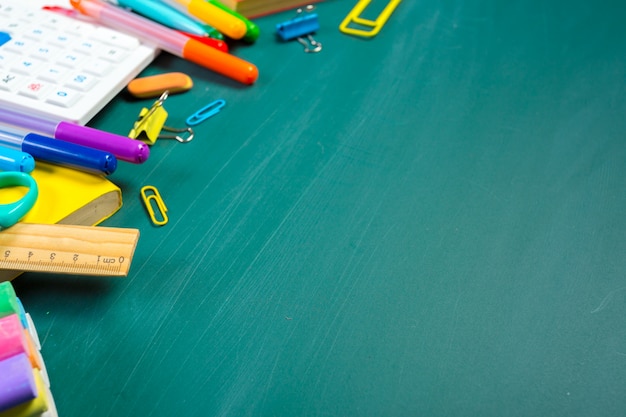 Fournitures scolaires et de bureau sur tableau noir