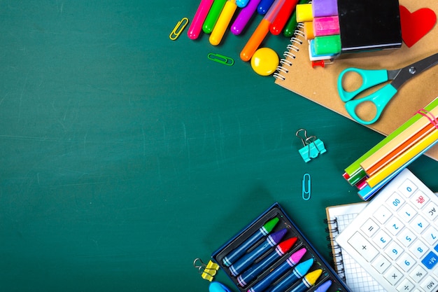 Fournitures scolaires et de bureau sur tableau noir