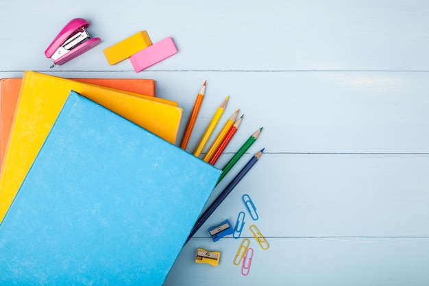 Fournitures scolaires et de bureau sur tablette fournitures pour ordinateur portable bureau école arrière archive