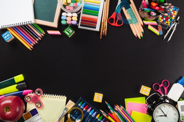 Fournitures Scolaires Et De Bureau. Vue De Dessus.